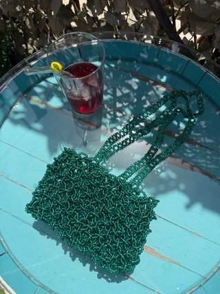 Bolso de abalorios verde con cadena