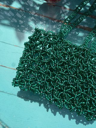 Bolso de abalorios verde con cadena