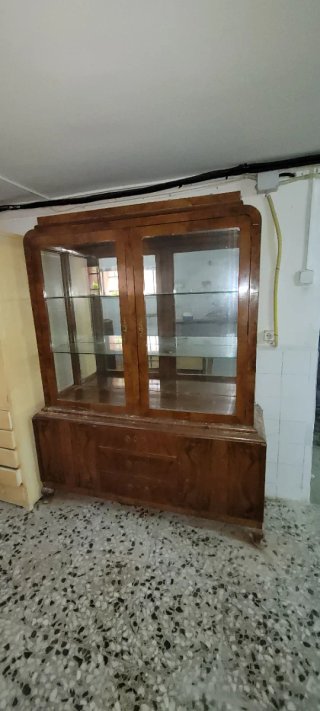 Mueble vitrina de madera y cristal