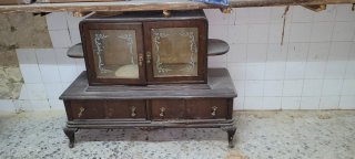 Mueble vitrina de madera y cristal