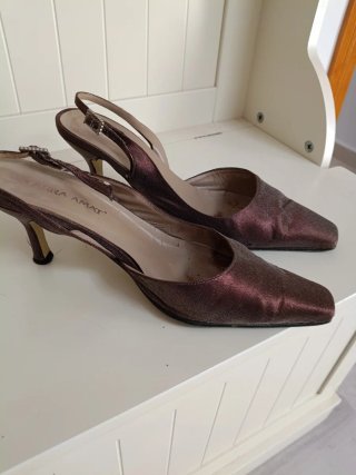 Conjunto Bolso pedrería dorado y zapatos piel