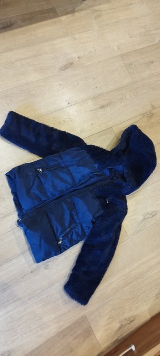 Abrigo escolar azul con capucha