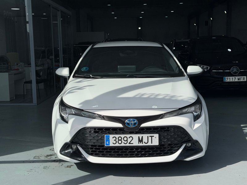 Toyota Auris 2023, foto 2