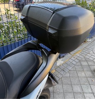 Baúl Givi Riviera 46L con base NMAX