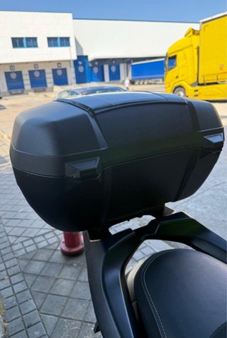 Baúl Givi Riviera 46L con base NMAX