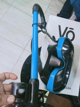 Gafas de buceo y tubo azul
