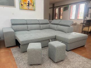 SOFÁ CAMA GRIS DE TELA CON PUF MÓVIL