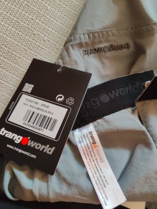 Pantalones Trangoworld grises y verde oliva