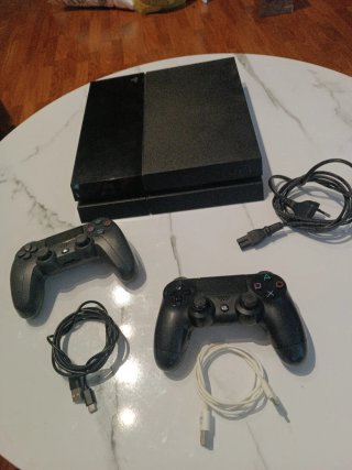 PS4 (PlayStation 4) Negra con mandos