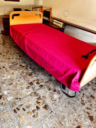 Cama articulada para personas con movilidad reduci