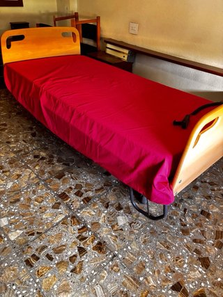 Cama articulada para personas con movilidad reduci