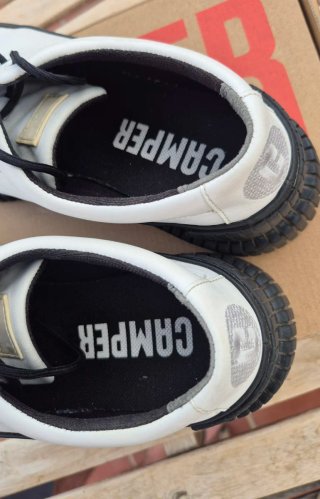 Zapatos Camper Blancos y Negros de piel.