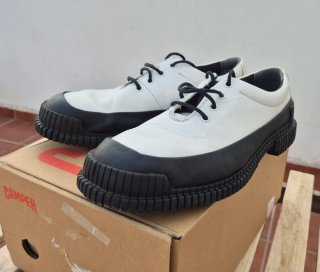 Zapatos Camper Blancos y Negros de piel.
