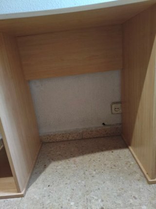 Escritorio de madera con estanterías