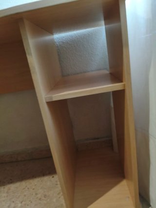 Escritorio de madera con estanterías