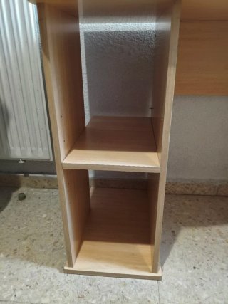 Escritorio de madera con estanterías