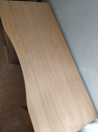 Escritorio de madera con estanterías
