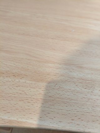 Escritorio de madera con estanterías