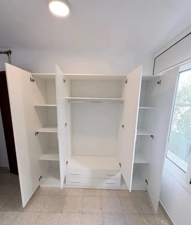 Armario blanco de madera y plástico
