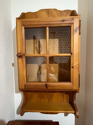 Sinfonier de madera y mueble auxiliar
