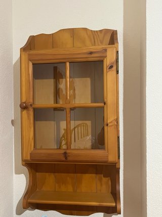 Sinfonier de madera y mueble auxiliar