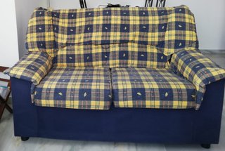 Sofá 2 plazas tela cuadros azul y amarillo