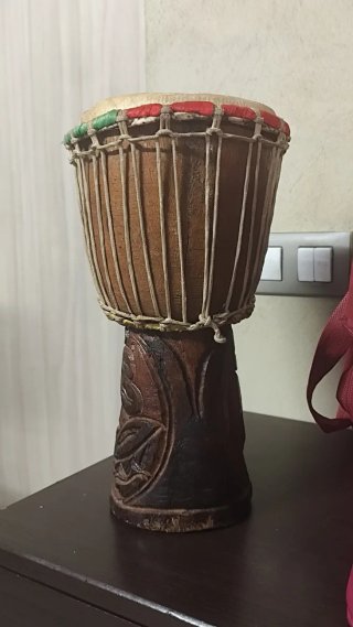 Djembé africano madera tallada piel artesanal