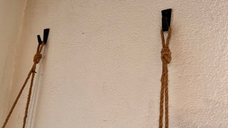 Estantería colgante de madera y cuerdas