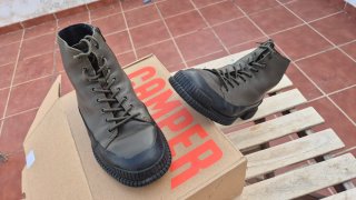 Botines Camper piel verde y suela negra