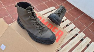 Botines Camper piel verde y suela negra