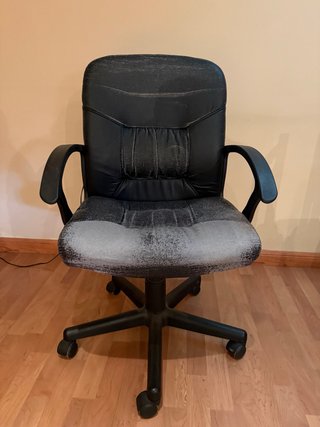 Silla de escritorio IKEA negra y gris