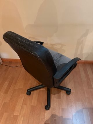 Silla de escritorio IKEA negra y gris