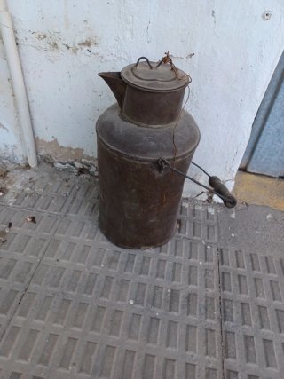 Aceitera antigua de metal