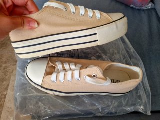 Zapatillas beige y blancas