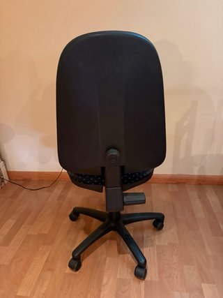 Silla de escritorio negra con ruedas