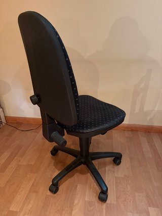 Silla de escritorio negra con ruedas