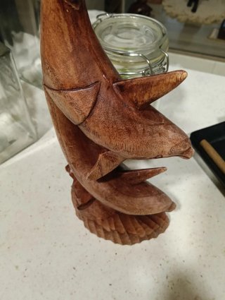 Delfín de madera tallado a mano