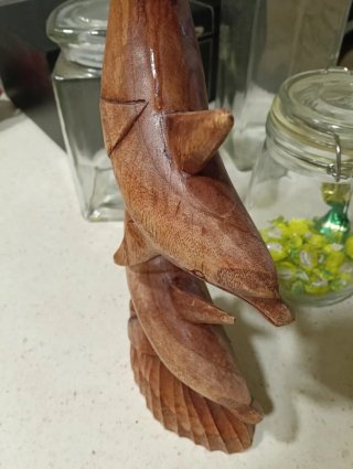 Delfín de madera tallado a mano