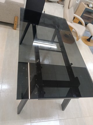 Mesa de cristal negra y patas grises