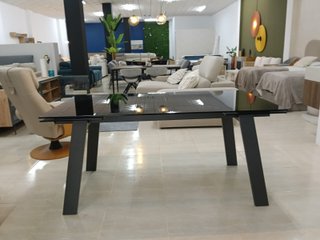 Mesa de cristal negra y patas grises