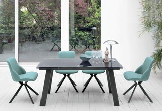 Mesa de cristal negra y patas grises