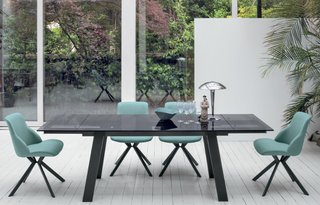 Mesa de cristal negra y patas grises