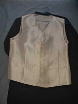 Traje de novio negro con chaleco y corbata