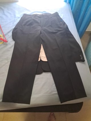 Traje de novio negro con chaleco y corbata