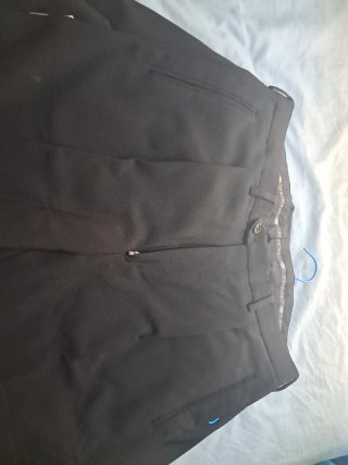 Traje de novio negro con chaleco y corbata
