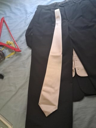 Traje de novio negro con chaleco y corbata