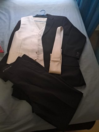 Traje de novio negro con chaleco y corbata