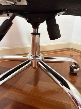 Silla de oficina blanca y plateada