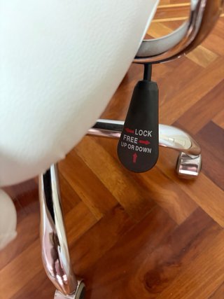 Silla de oficina blanca y plateada