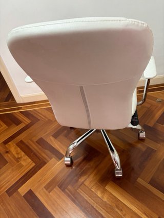 Silla de oficina blanca y plateada